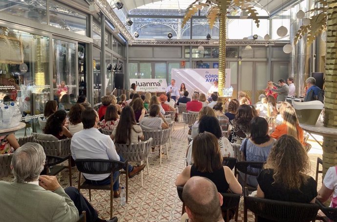 Encuentro del PP con mujeres y jóvenes empresarios en el Mercado Victoria de Córdoba con Juan Bravo y candidatos del PP en la provincia.