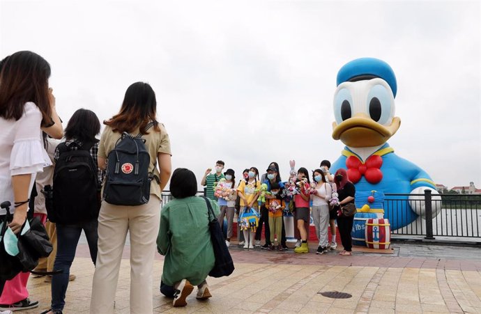Turistas posan para una foto en el Disney Resort de Shanghái