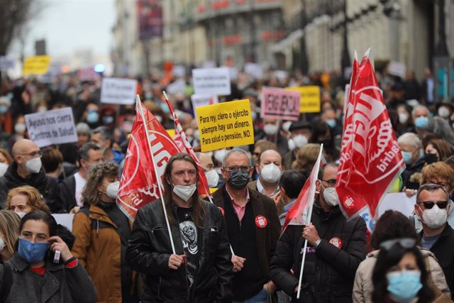 Archivo - Varias personas, con banderas de UGT y pancartas, marchan desde el Ministerio de Sanidad hasta la Puerta del Sol para apoyar la Atención Primaria, a 27 de marzo de 2022, en Madrid (España).
