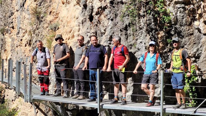 El consejero de Educación, Cultura y Deporte del Gobierno de Aragón, Felipe Faci, en las pasarelas del río Vero Visita para conocer las clases prácticas de barranquismo y escalada.