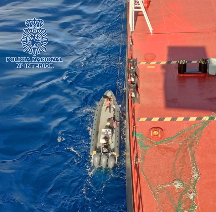 Neumática rescatada en la que iban a bordo los cuatro detenidos