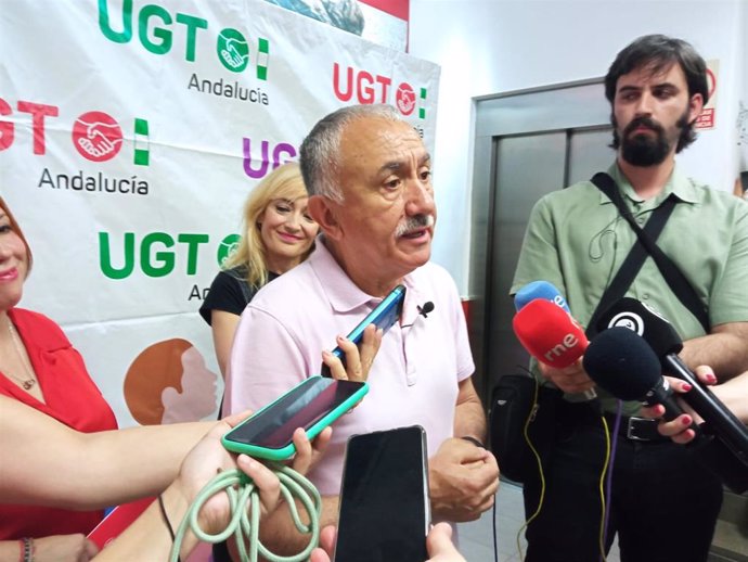 Pepe Álvarez (UGT) atiende a los medios de comunicación en Almería
