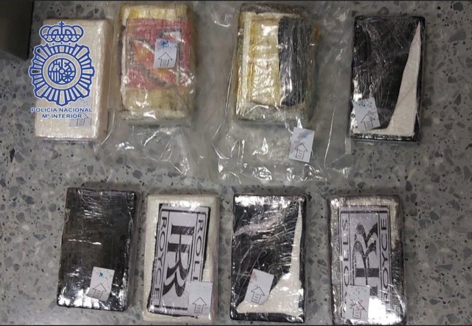 Material incautado a los tres detenidos en Dos Hermanas por suministrar cocaína a pequeños vendedores.