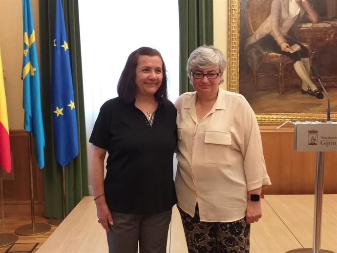 La alcaldesa de Gijón, Ana González, junto a Juana Ruiz, cooperante española detenida por el Gobierno israleí