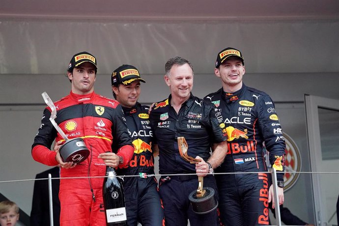 Carlos Sainz en el podio del Gran Premio de Mónaco 2022 junto a Sergio Pérez, Christian Horner y Max Verstappen