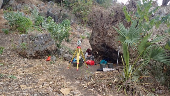Excavación en proceso en un abrigo de roca en la isla Pantar