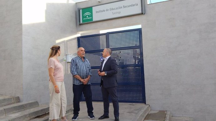 Ulio Díaz, cabeza de Cs por Huelva al 19J, junto a la número dos de la candidatura, Pilar Lucio, y el concejal de Cs en Aroche, Paulino Sosa.