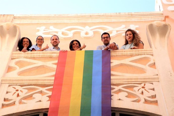 Férriz (c), junto a otros miembros del PSOE despliega la bandera Lgtbi.
