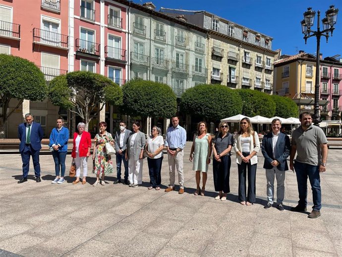 Minuto de silencio frente al Ayuntamiento de Burgos en rechazo al asesinato en Soria de una mujer presuntamente por parte de su pareja.