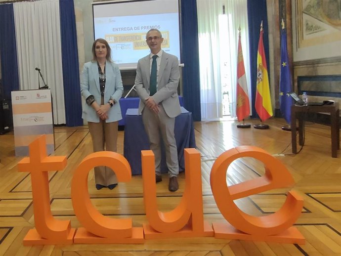 Los planes TCUE impulsan unos 950 planes de negocio y la creación de más de 330 empresas La consejera de Educación, Rocío Lucas (i), y el rector de la USAL, Ricardo Rivero (d), antes de la entrega de los premios TCUE en Salamanca .