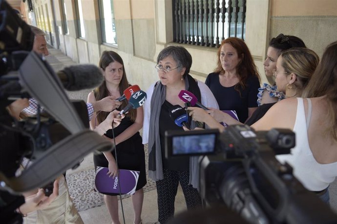 La portavoz de Podemos en Mallorca, Aurora Ribot; la portavoz de la formación morada en Menorca, Cristina Gómez, y en Ibiza, Viviana de Sans, en declaraciones a los medios.