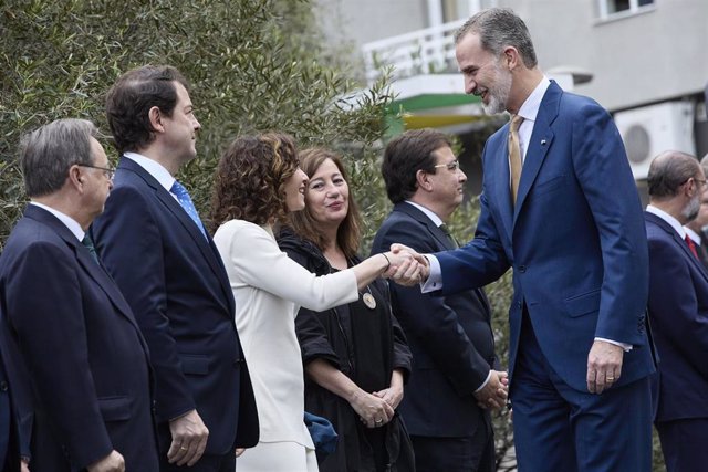 Archivo - El Rey Felipe VI (d), saluda a la presidenta de la Comunidad de Madrid, Isabel Díaz Ayuso (i), a su llegada a la conferencia de Presidentes, en el Museo Arqueológico Benahoarita, a 13 de marzo de 2022, en Los Llanos de Aridane, La Palma, Canaria