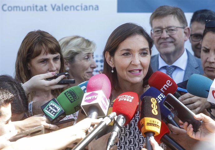 La ministra de Industria, Comercio y Turismo, Reyes Maroto, atiene a los medios tras una reunión con el Clúster de Automoción de Valencia, a 10 de junio de 2022, en Almussafes, Valencia, Comunidad Valenciana (España). 