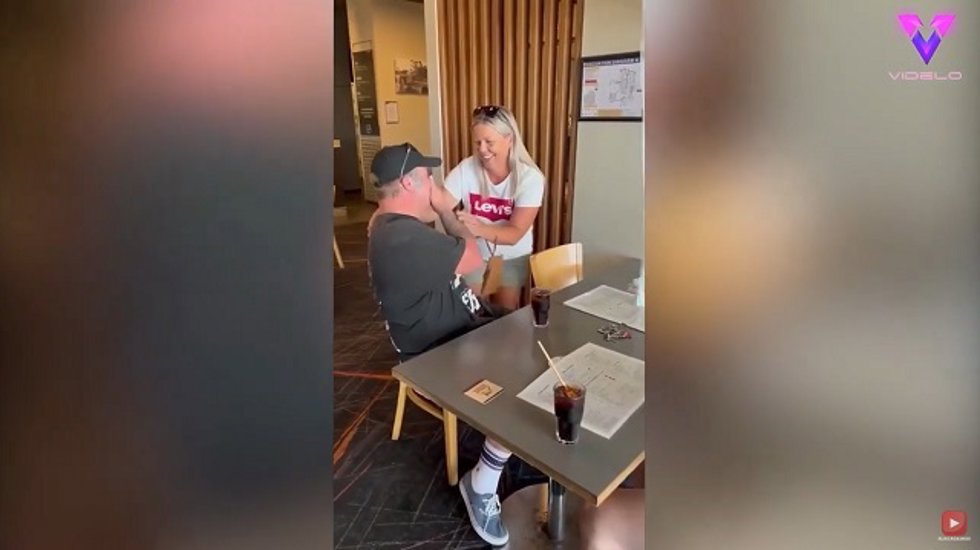 Su madre le sorprende por su cumpleaños tras meses sin verse