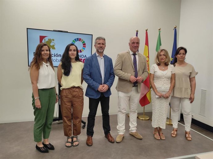 El presidente de la Diputación de Córdoba, Antonio Ruiz (tercero por la izda.), junto al presidente del IPBS y las responsables de las entidades colaboradoras en el desarrollo de proyectos dirigidos a personas refugiadas.