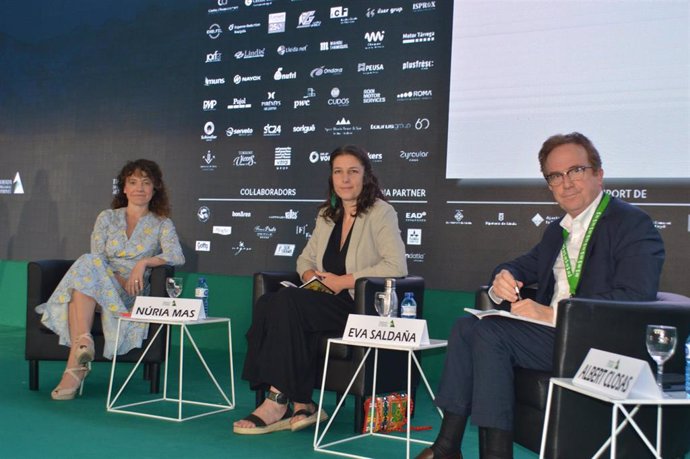 La consejera del Banco de España Núria Mas y la directora de Greenpeace España, Eva Saldaña, junto al periodista Albert Closas, en la Trobada Empresarial al Pirineu, el 10 de junio de 2022.