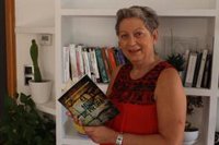 La sevillana Belinda A. Placek Paularena presenta en Zaragoza su segunda novela, 'El muro de piedra'