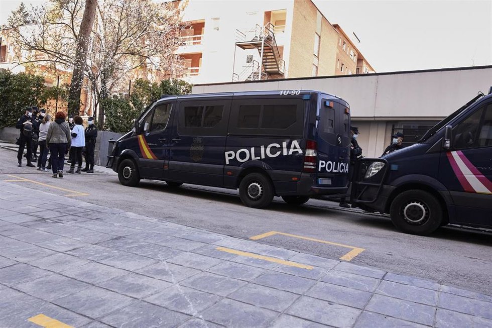 Archivo - Dos furgones de la Policía Nacional