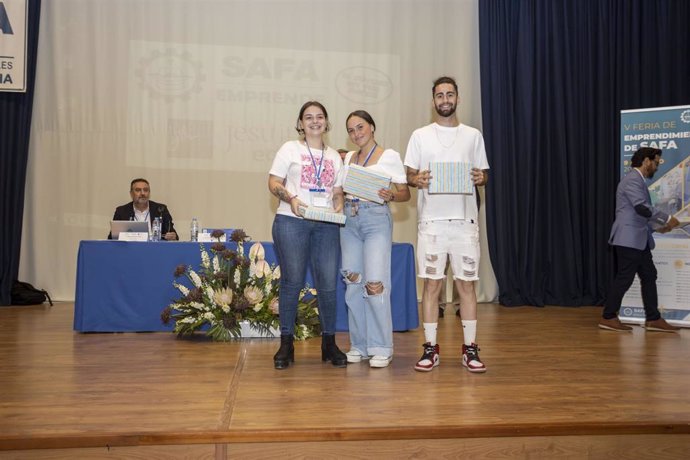 Equipo de alumnos del Colegio SAFA Écija premiados en la Feria de Emprendimiento.