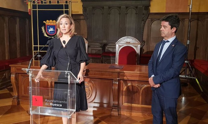 Mayte Pérez y Luis Felipe firman el convenio de colaboración entre el Gobierno de Aragón y el Ayuntamiento de Huesca para 2022.