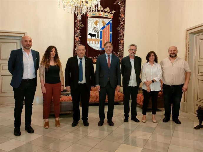 El alcalde de Salamanca, Carlos García Carbayo (centro), junto a representantes de los coros y la banda participantes en la interpretación de 'Carmina Burana' en la Plaza Mayor.