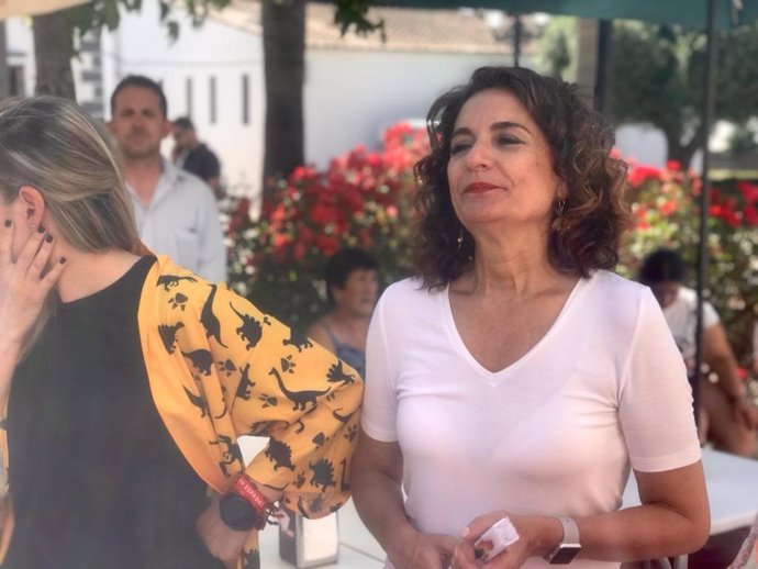 La ministra de Hacienda y Función Pública, María Jesús Montero, en su visita a Cala (Huelva).