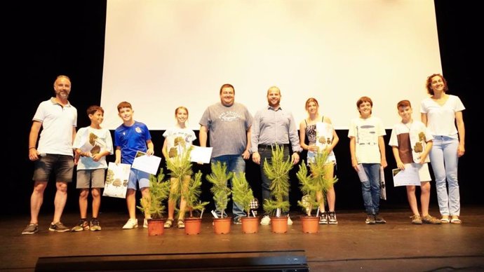 Medio Ambiente entrega los premios al ganador y finalistas municipales del concurso de dibujo 'Ni 1 foc al bosc'