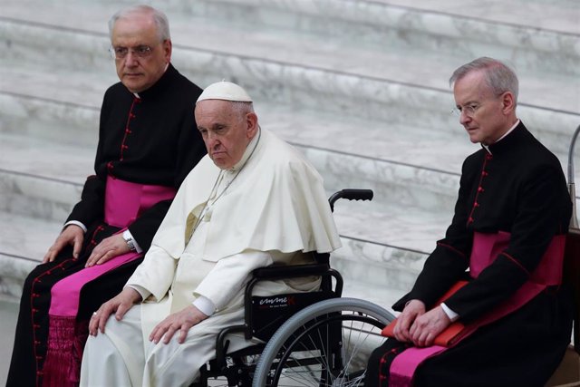 El Papa en silla de ruedas por su problema de rodillas