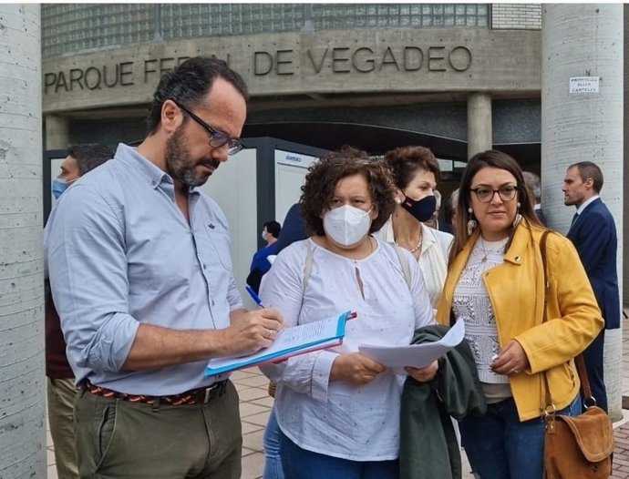 El portavoz de Vox en la Junta General, Ignacio Blanco, junto a la concejal de Vox de Tineo, Carolina López.