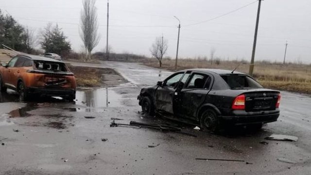 Archivo - Dos de los vehículos afectados por el misil ruso al exterior del hospital en  Donestk.