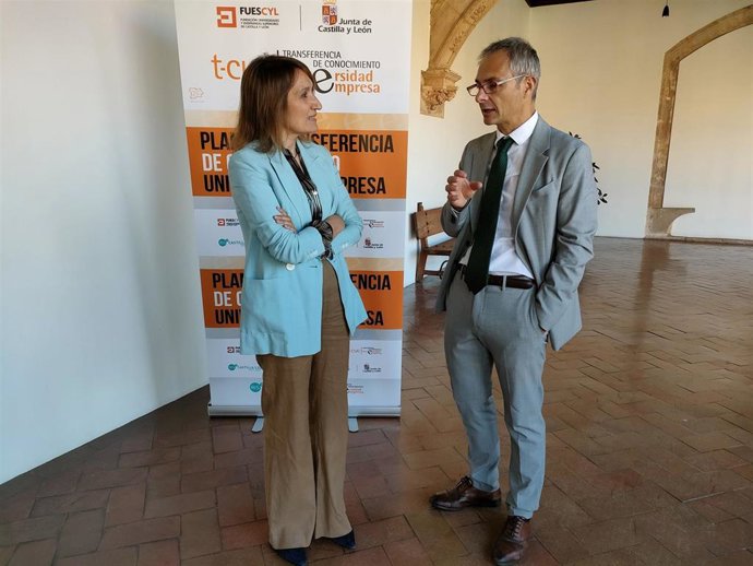 Rocío Lucas junto al rector de la USAL.