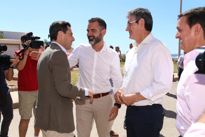 Juanma Moreno (i.), este viernes en Adra (Almería)