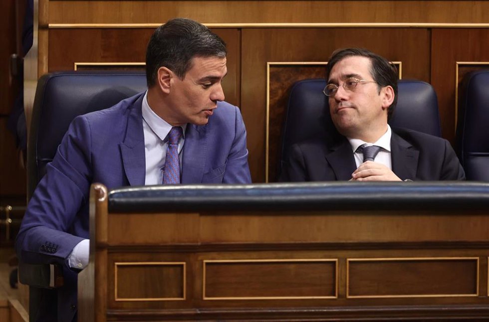 El presidente del Gobierno, Pedro Sánchez (i), y el ministro de Asuntos Exteriores, Unión Europea y Cooperación, José Manuel Albares, en una sesión plenaria, en el Congreso de los Diputados, a 8 de junio de 2022, en Madrid (España). El pleno de hoy gira