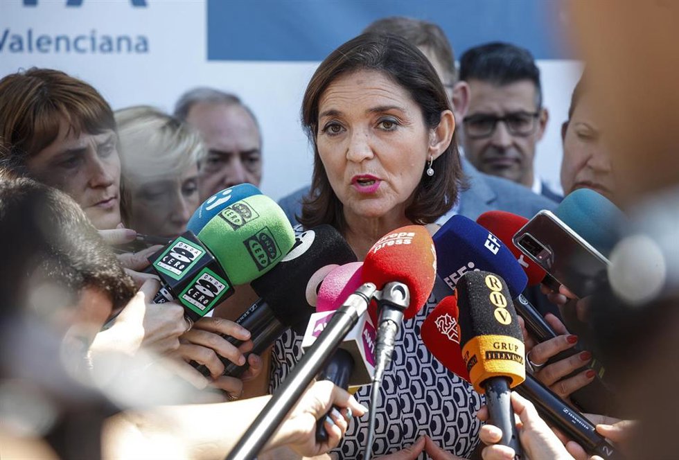 La ministra de Industria, Comercio y Turismo, Reyes Maroto, atiene a los medios tras una reunión con el Clúster de Automoción de Valencia, a 10 de junio de 2022, en Almussafes, Valencia, Comunidad Valenciana (España). 