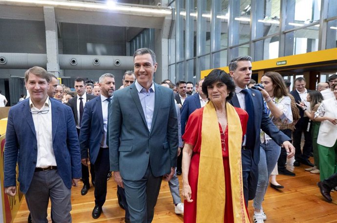 El presidente del Gobierno, Pedro Sánchez (2i) y la directora del South Summit, María Benjumea, a su llegada a la clausura del South Summit 2022, en La Nave de Madrid, a 8 de junio de 2022, en Madrid (España).