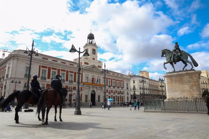 Archivo - Dos agentes de policía nacional montados a caballo vigilan las inmediaciones de la Puerta del Sol 