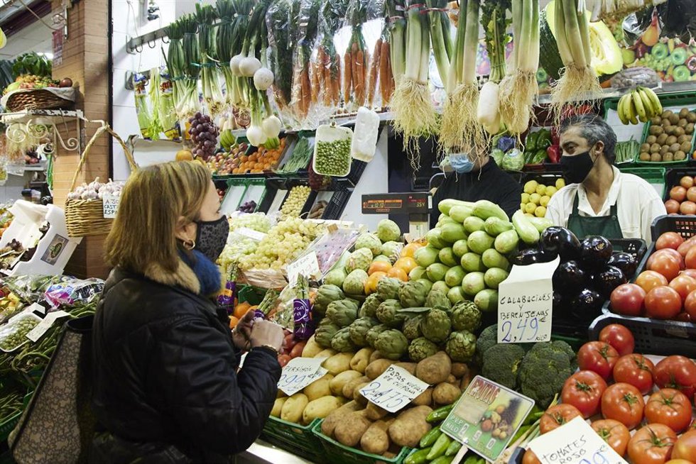 Archivo - Una señora comprando frutas y hortalizas