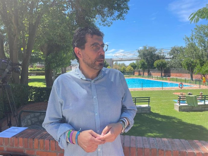 El concejal de Participación Ciudadana y Deportes, Alberto Bustos, en la piscina de Juan de Austria.