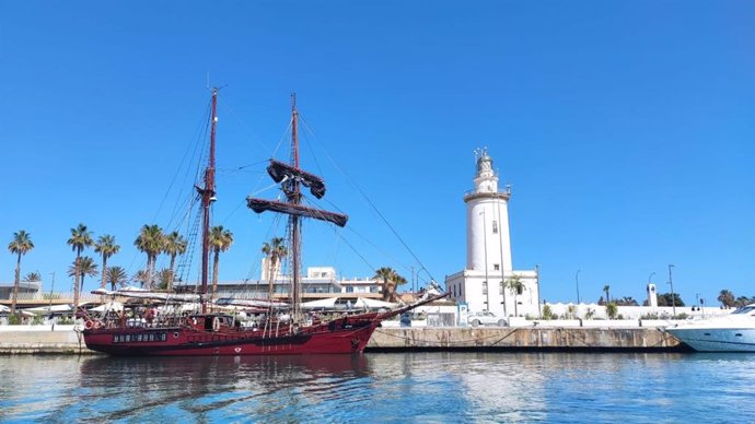 El velero histórico Atyla atraca en el puerto de Málaga