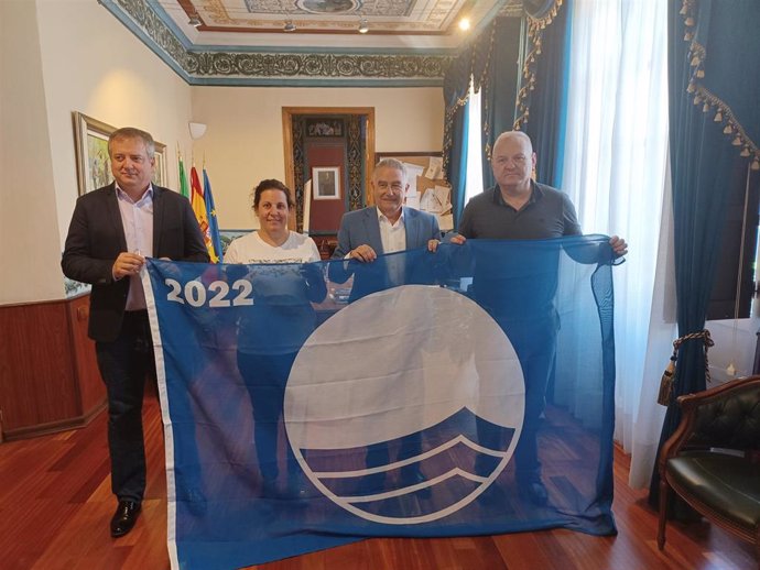 El delegado territorial de Turismo en funciones, José Luis Delgado, la concejal de Turismo y Cultural, María Isabel Ponce, el secretario general de Turismo, Manuel Muñoz, y el alcalde de Cuevas del Almanzora, Antonio Fernández, exhiben un bandera azul.