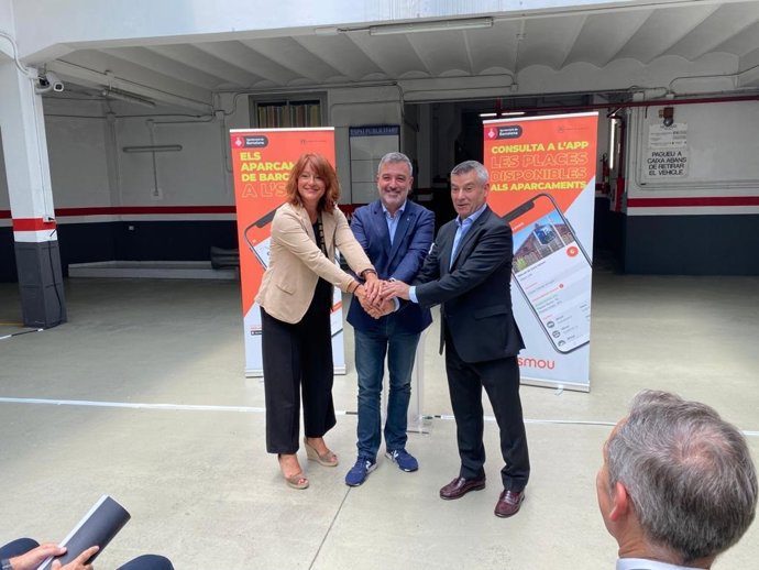 Los tenientes de alcalde de Barcelona Laia Bonet y Jaume Collboni, junto al presidente del Gremi de Garatges de Barcelona, Xavier Ferrer