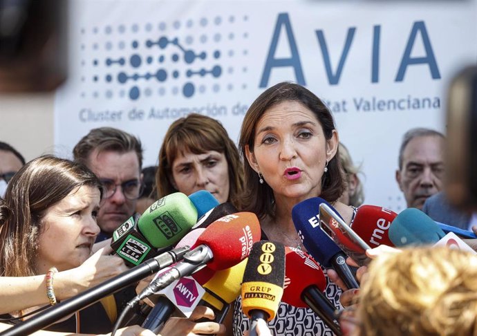 La ministra de Industria, Comercio y Turismo, Reyes Maroto, atiene a los medios tras una reunión con el Clúster de Automoción de Valencia, a 10 de junio de 2022, en Almussafes, Valencia, Comunidad Valenciana (España). 