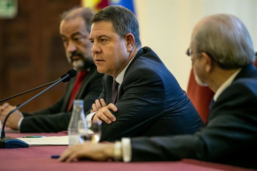 El jefe del Ejecutivo autonómico, Emiliano García-Page, asiste, en Toledo, a la clausura de la sesión constitutiva del pleno de fundadores de la Academia de Ciencias Sociales y Humanidades de Castilla-La Mancha.