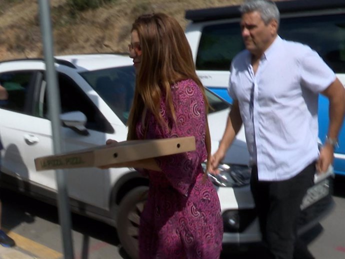 Shakira, con una caja de pizza para los compañeros de clase de sus hijos
