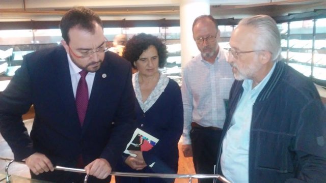 Adrián Barbón y Berta Piñán visitando la exposición sobre Covadonga.