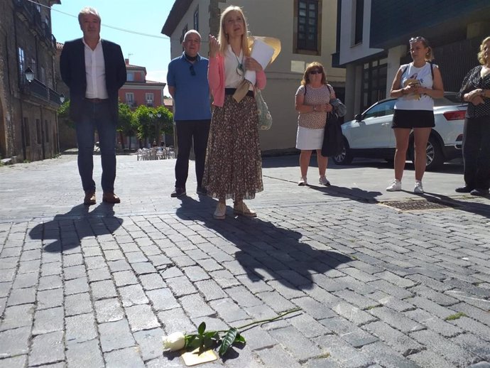 Salomé Díaz, concejala de Memoría Histórica del Ayuntamiento de Gijón, en el inicio al homenaje 34 deportados gijones a campos de concentración nazis, en el barrio gijonés de Cimadevilla