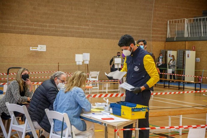 Archivo - Un cartero de Correos llevando votor por correo en unas pasadas elecciones, en una foto de archivo.