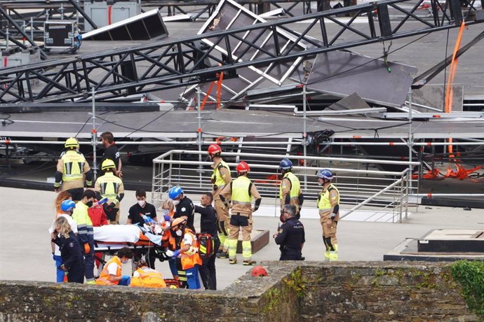 Uno de los heridos es trasladado al hospital tras derrumbarse el escenario principal del festival O Son do Camiño, en Monte do Gozo, a 10 de junio de 2022, en Monte do Gozo, Santiago de Compostela