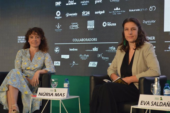 la consejera del Banco de España Núria Mas y la directora de Greenpeace España, Eva Saldaña