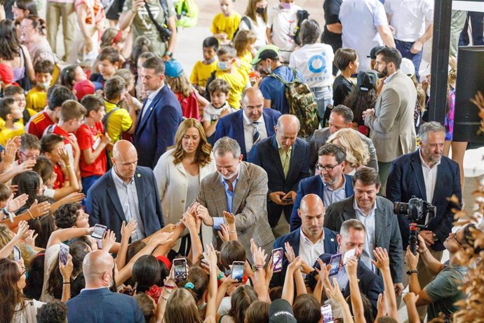 El Rey Felipe VI saluda a los escolares en la Feria de Innovación.
